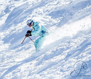 Josie shredding pow while the sun popped out during her Day 1 National run. Photo: Julie Shipman